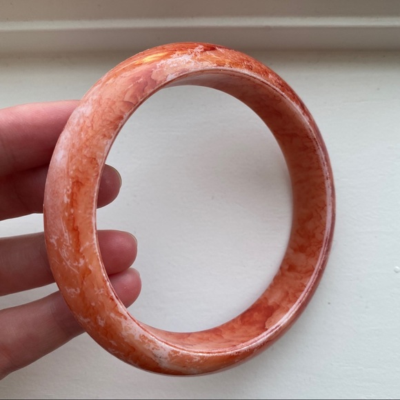 Vintage coral red / pink marbled bangle bracelet - Picture 3 of 5